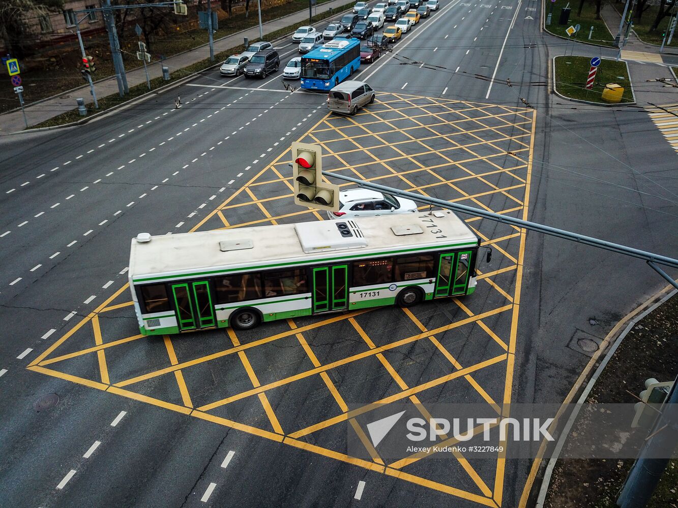 New yellow box markings at intersections in Moscow