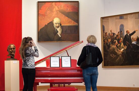 Lenin '17 exhibition unveiled in Minsk