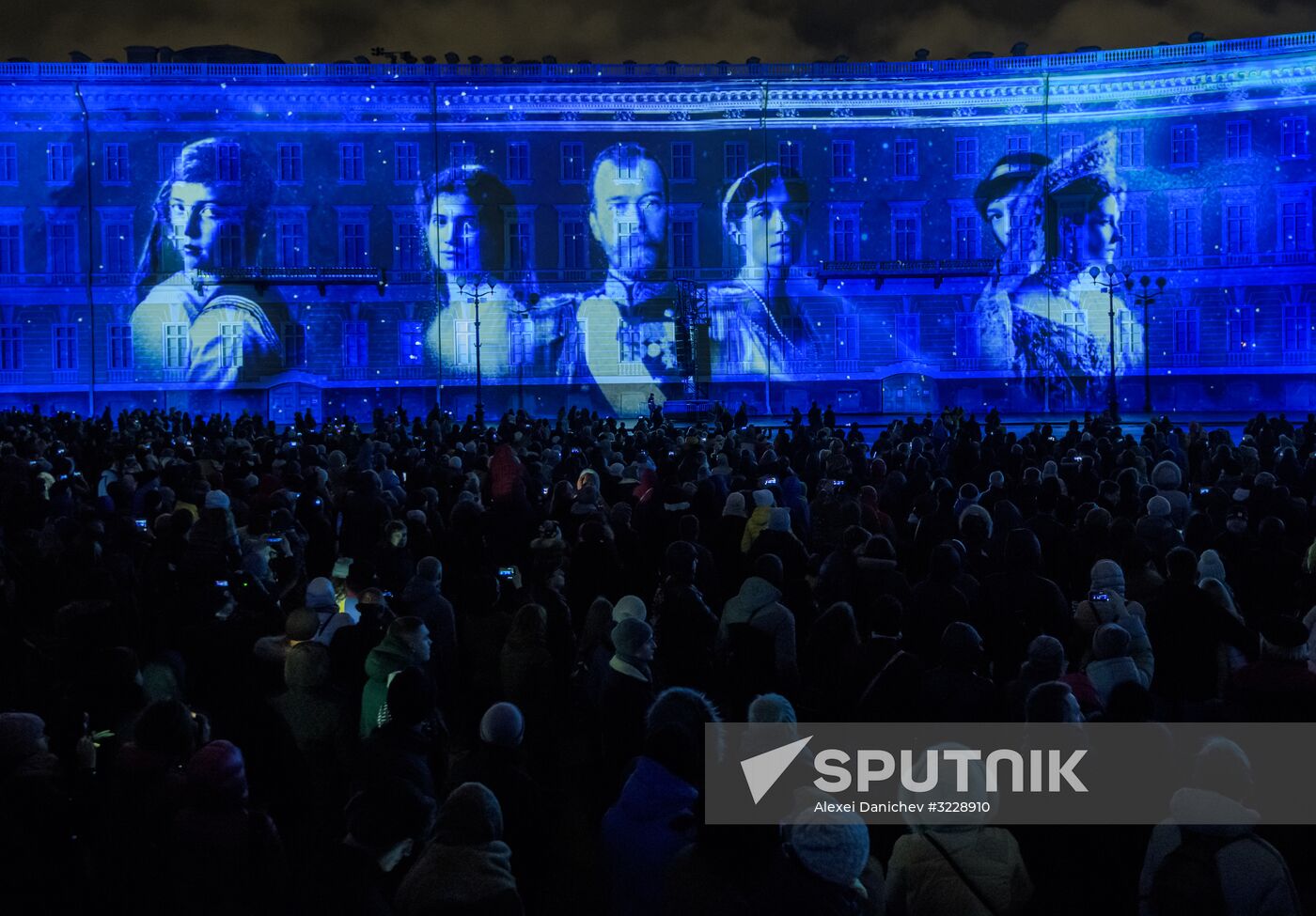 3D video mapping show on Palace Square in St. Petersburg