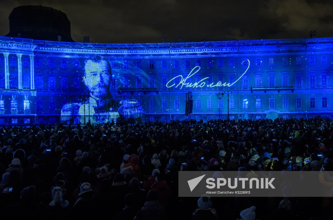 3D video mapping show on Palace Square in St. Petersburg