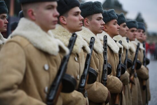 Final rehearsal of march marking 76th anniversary of 1941 parade