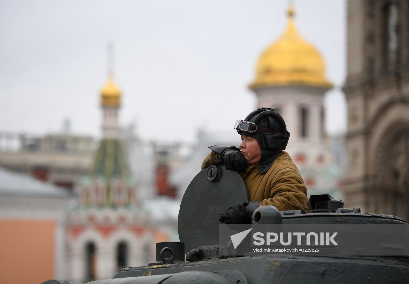 March marking 76th anniversary of November 7, 1941, military parade