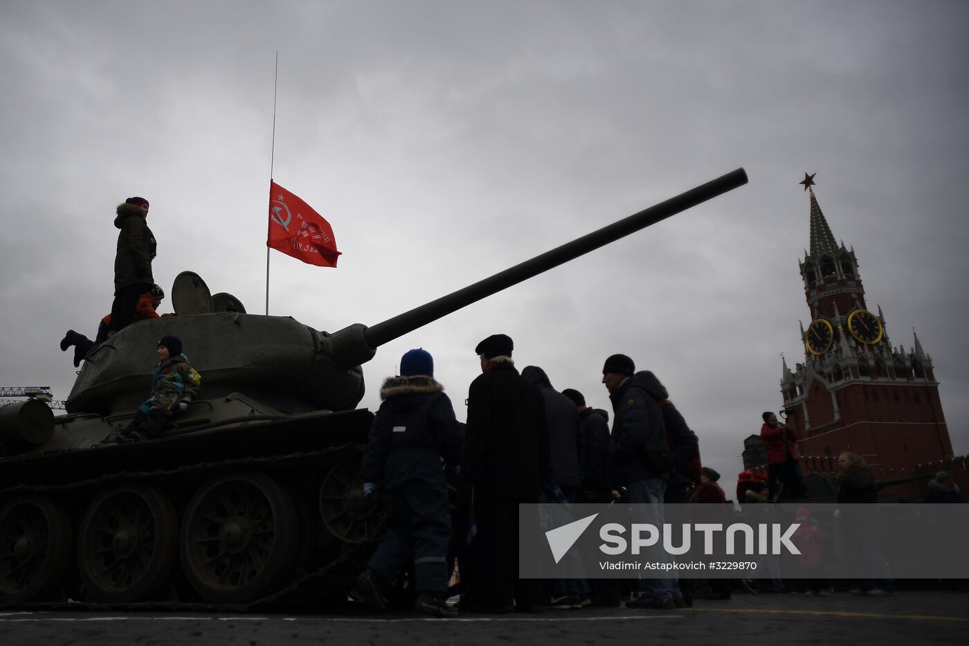 March marking 76th anniversary of November 7, 1941, military parade