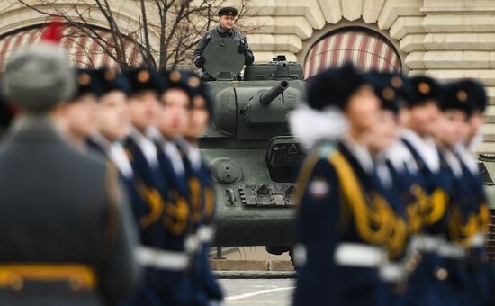 March marking 76th anniversary of November 7, 1941, military parade