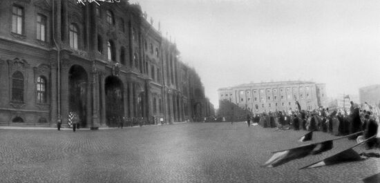 Outside Winter Palace on the day of declaring war on Germany