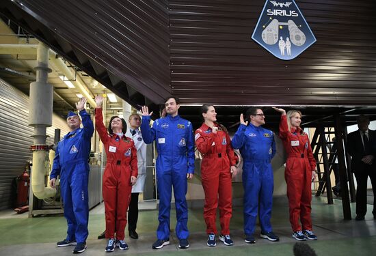 Ground simulation of SIRIUS-17 lunar expedition