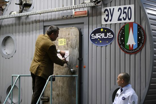 Ground simulation of SIRIUS-17 lunar expedition