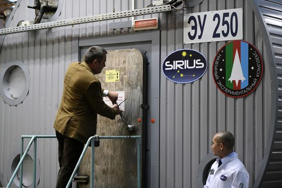 Ground simulation of SIRIUS-17 lunar expedition