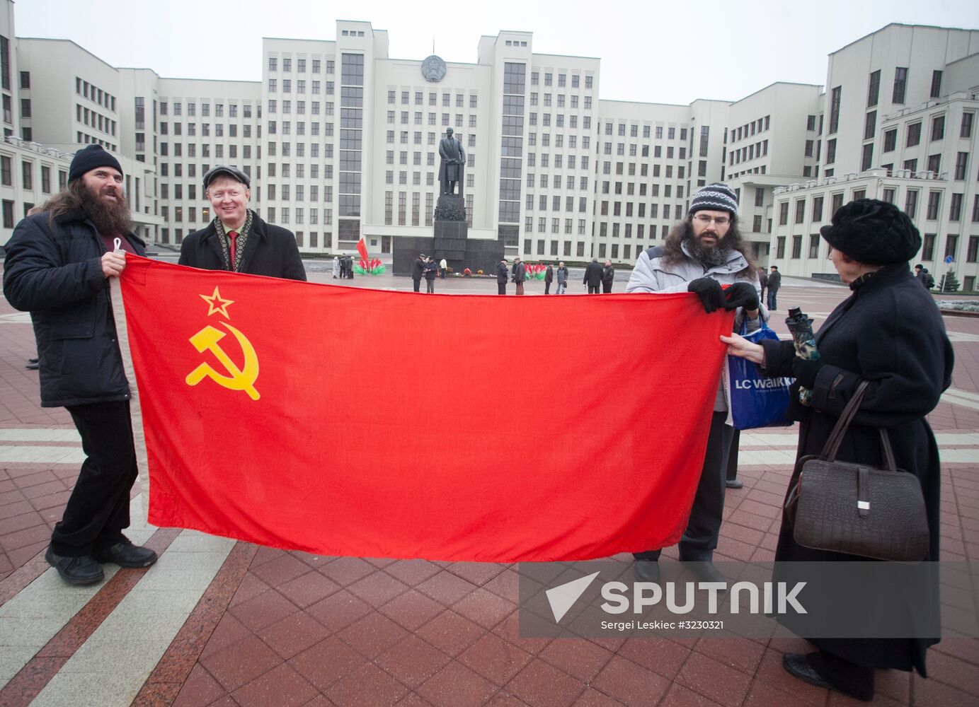 Rally inn Minsk to mark 100th anniversary of October Revolution