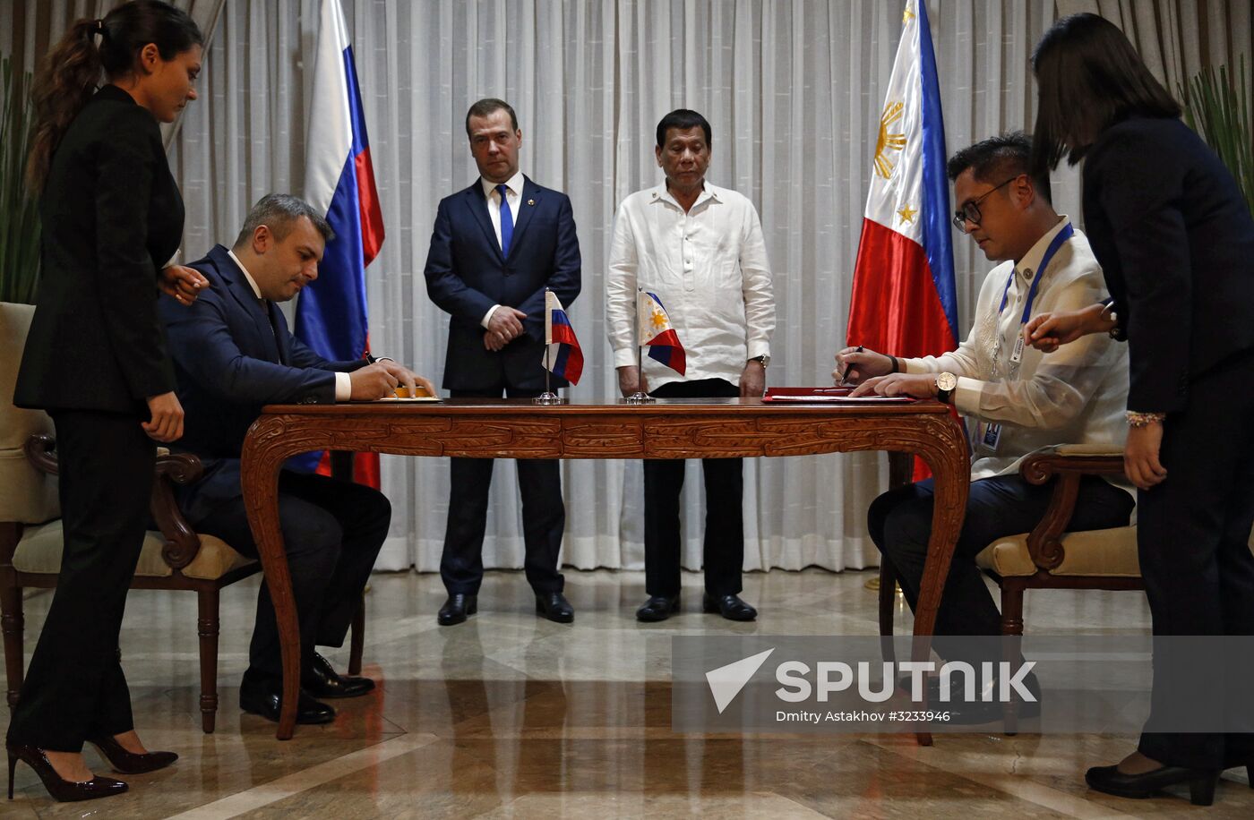 Russian Prime Minister Dmitry Medvedev takes part in ASEAN Summit in Manilaю Вфн ецщ