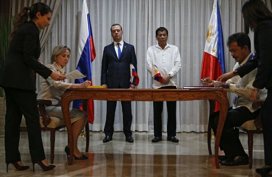 Russian Prime Minister Dmitry Medvedev takes part in ASEAN Summit in Manilaю Вфн ецщ