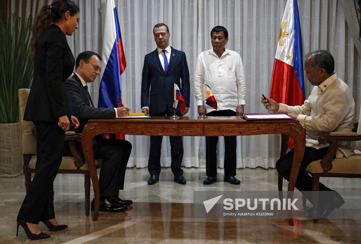 Russian Prime Minister Dmitry Medvedev takes part in ASEAN Summit in Manilaю Вфн ецщ