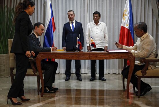 Russian Prime Minister Dmitry Medvedev takes part in ASEAN Summit in Manilaю Вфн ецщ
