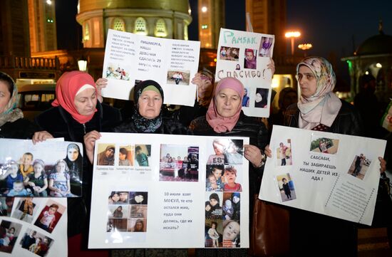 Welcoming Russian children, rescued in Syria, at Grozny Airport