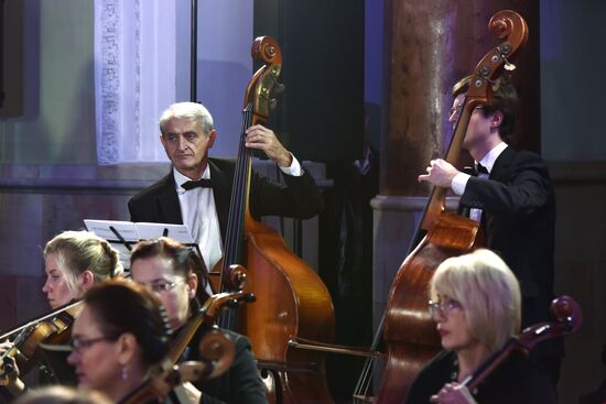 Charity concert at Simferopol Railway Station