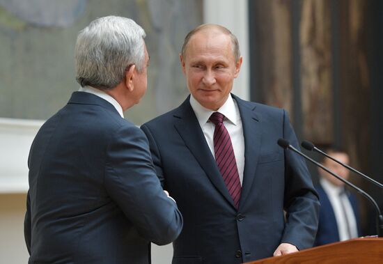 President Vladimir Putin meets with Armenian President Serzh Sargsyan