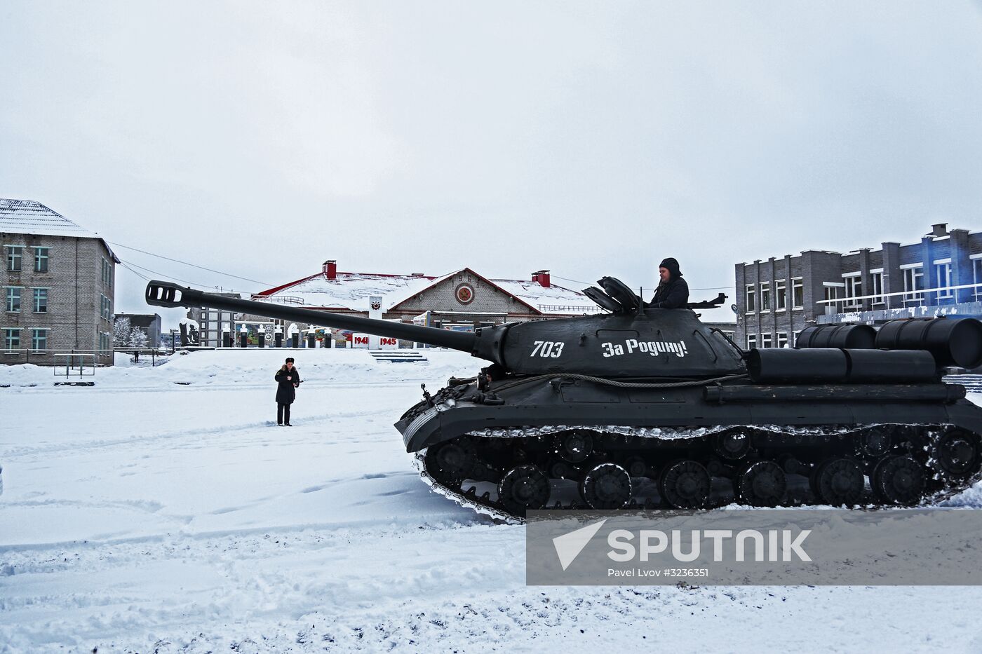 Peformance by historical military equipment unit in Murmansk