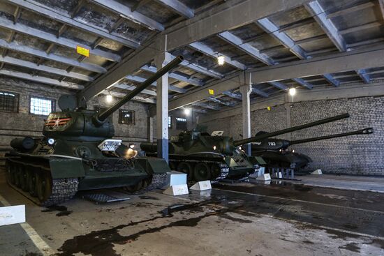 Peformance by historical military equipment unit in Murmansk