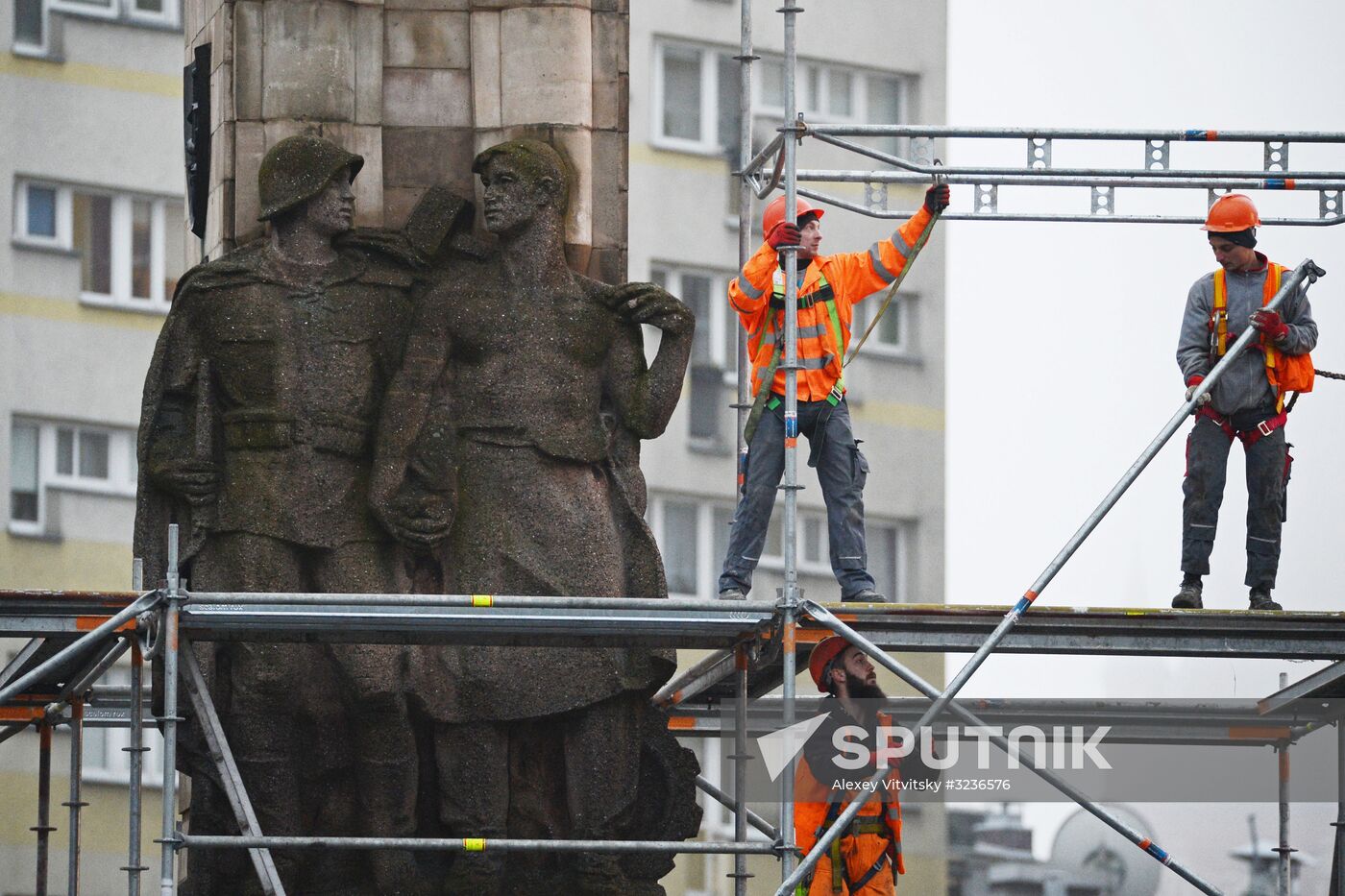 Dismantling Red Army monument in Szczecin, Poland