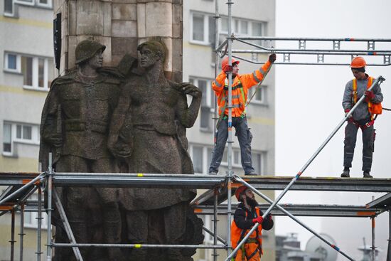 Dismantling Red Army monument in Szczecin, Poland