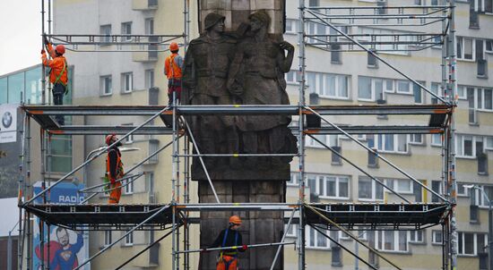 Dismantling Red Army monument in Szczecin, Poland