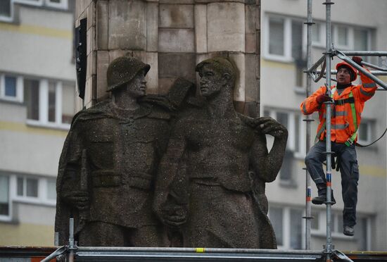 Dismantling Red Army monument in Szczecin, Poland