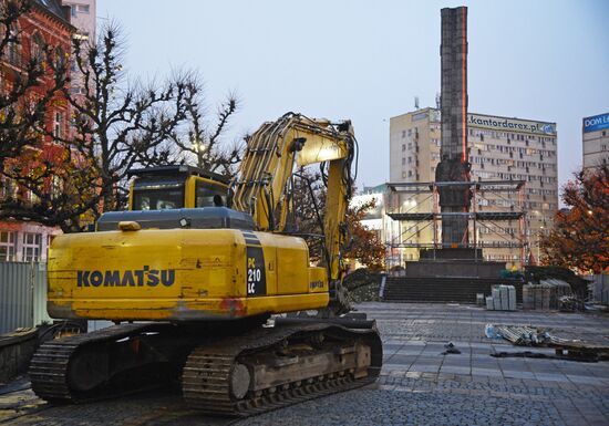 Dismantling Red Army monument in Szczecin, Poland