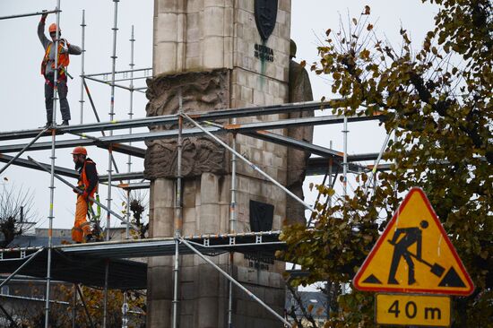 Dismantling Red Army monument in Szczecin, Poland