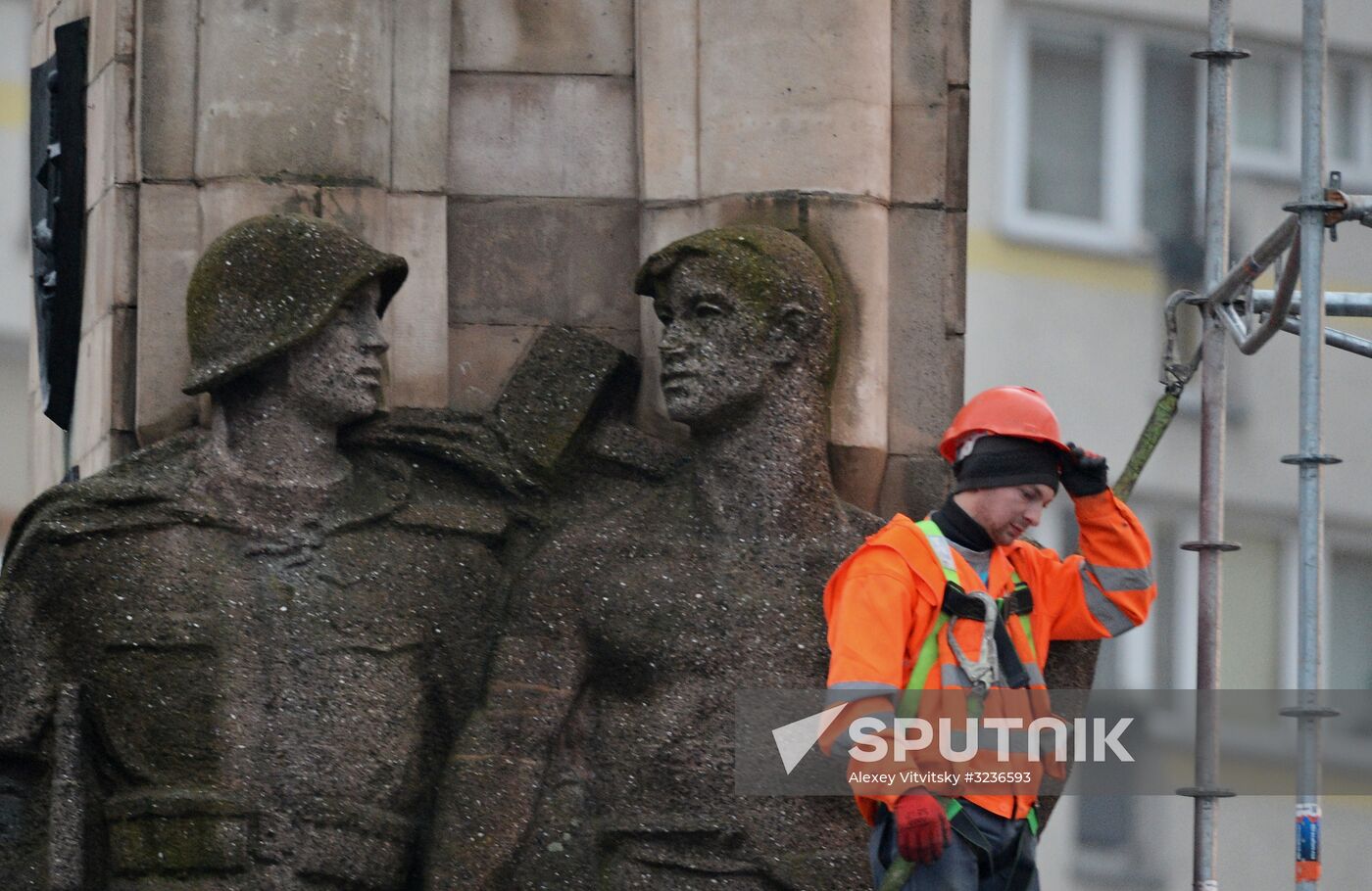 Dismantling Red Army monument in Szczecin, Poland
