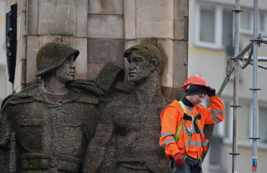 Dismantling Red Army monument in Szczecin, Poland