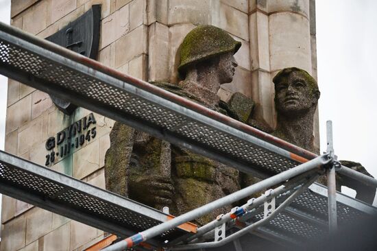 Dismantling Red Army monument in Szczecin, Poland
