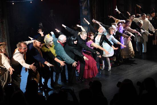 Sawdust and Tinsel show