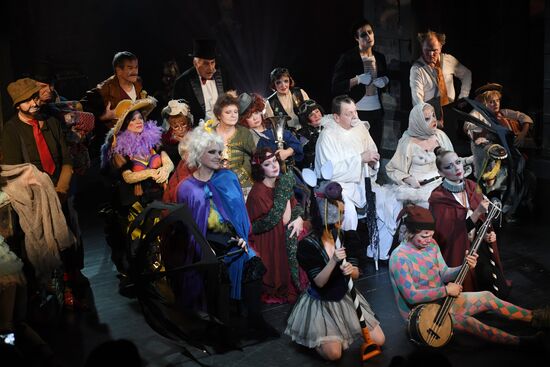 Sawdust and Tinsel show