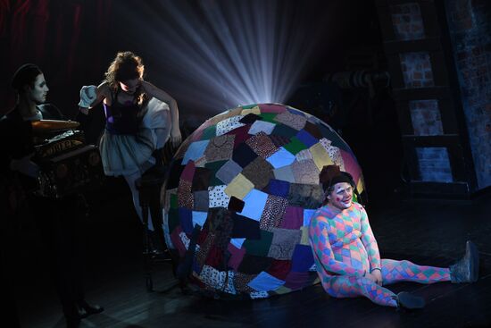 Sawdust and Tinsel show