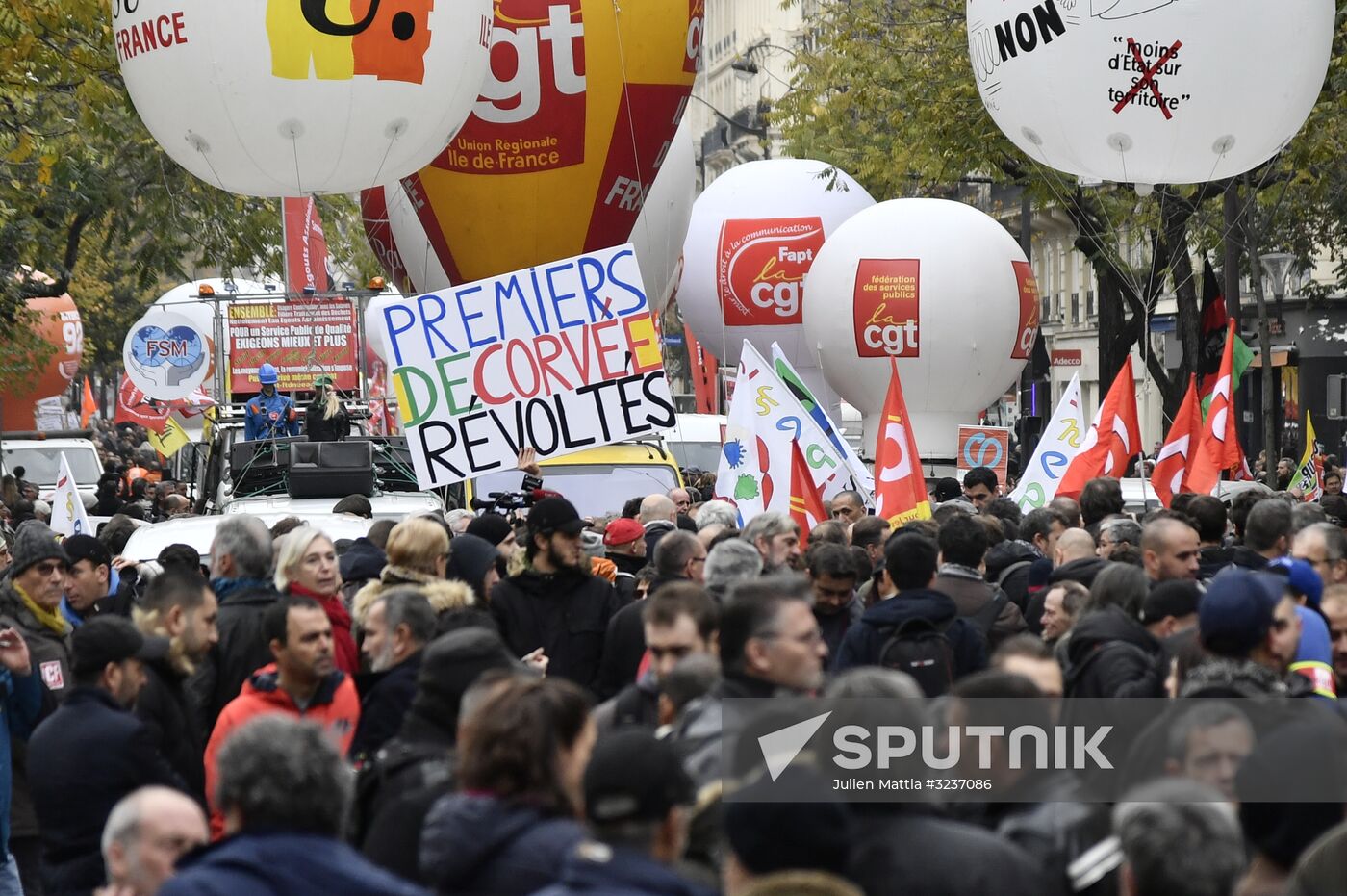 Rally in Paris against Macron's policies
