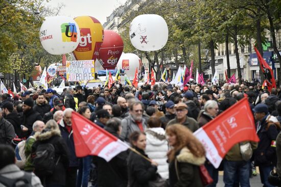 Rally in Paris against Macron's policies