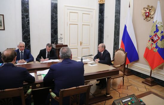 President Putin chairs meeting on Zvezda Shipyard development