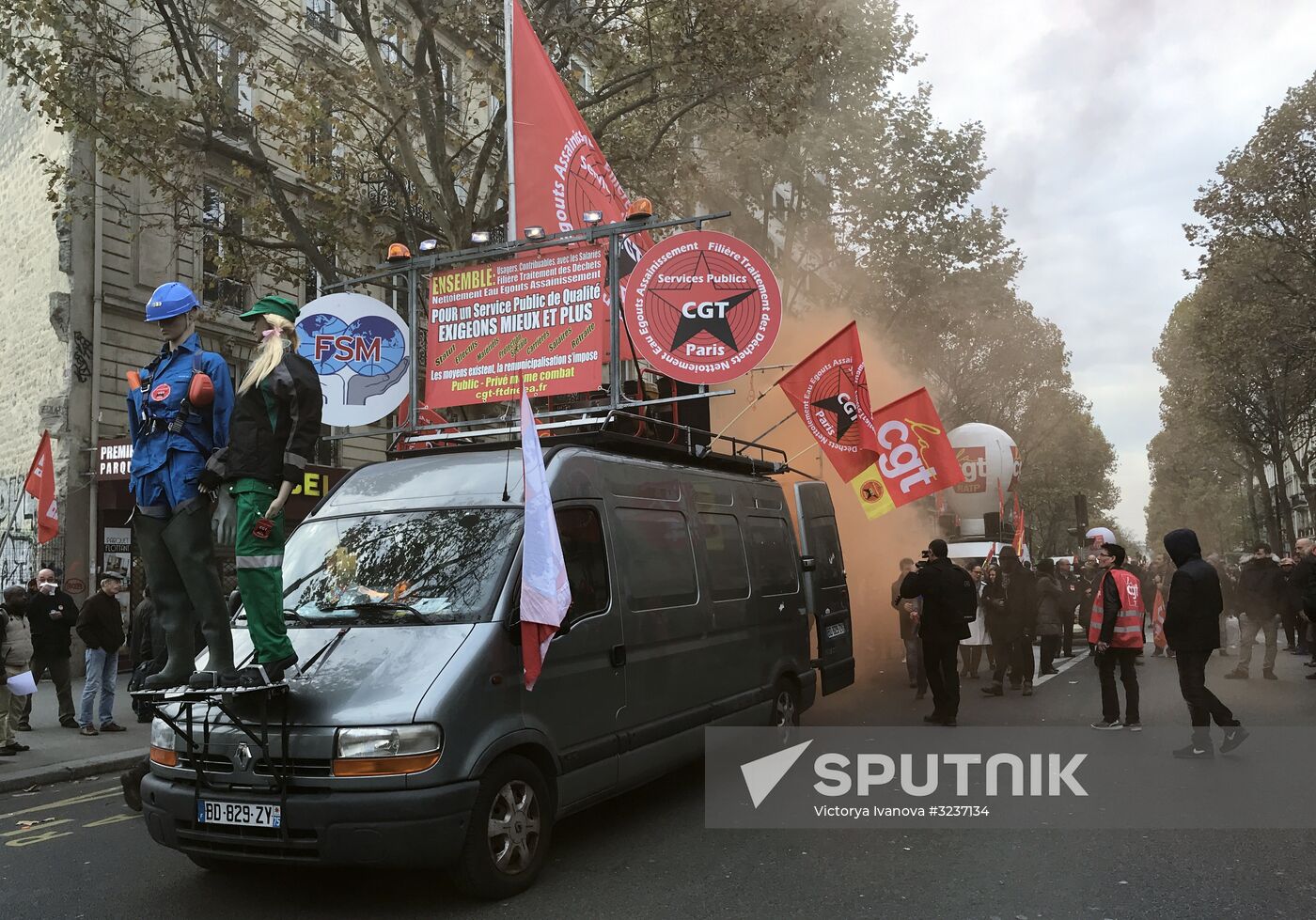 Rally in Paris against Macron's policies