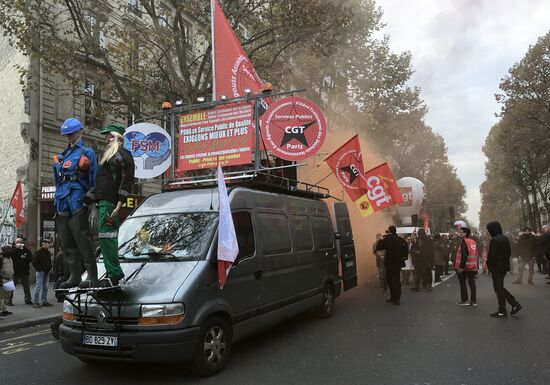 Rally in Paris against Macron's policies