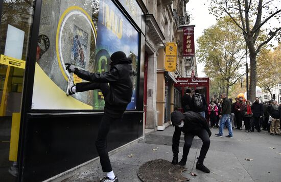Rally in Paris against Macron's policies