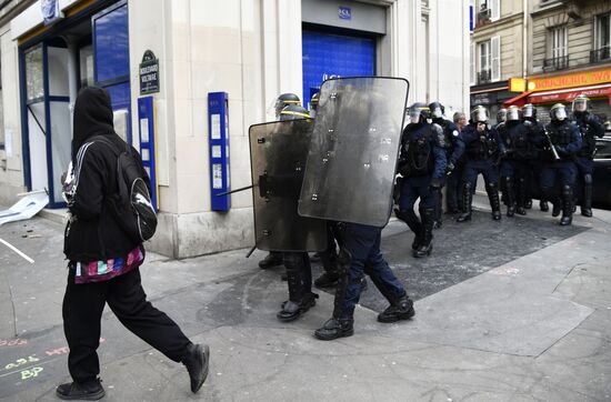 Rally in Paris against Macron's policies