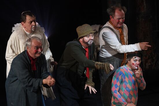 Sawdust and Tinsel show