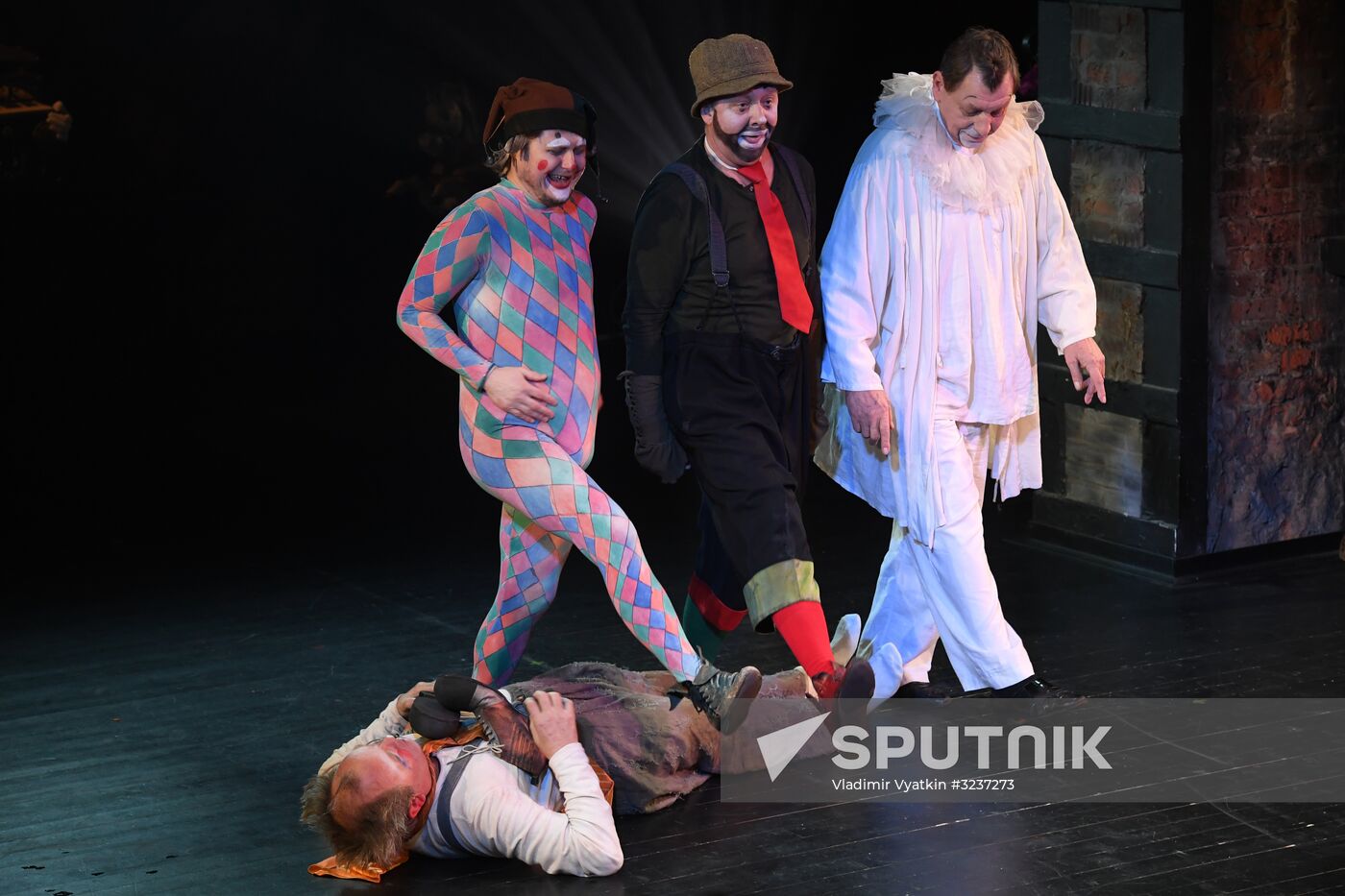 Sawdust and Tinsel show