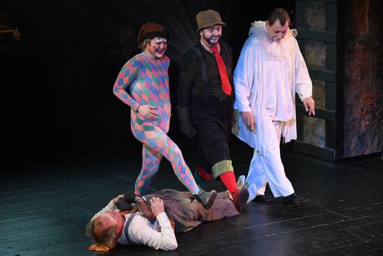 Sawdust and Tinsel show