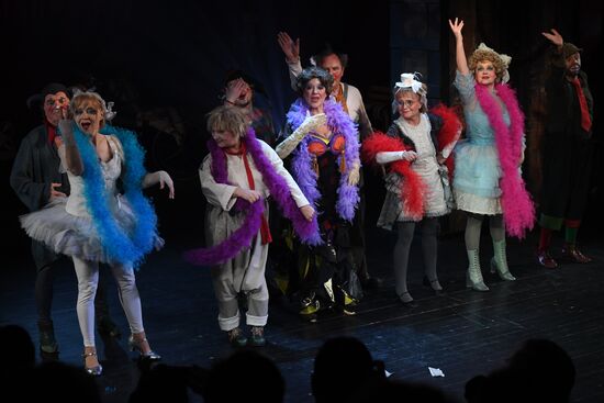 Sawdust and Tinsel show