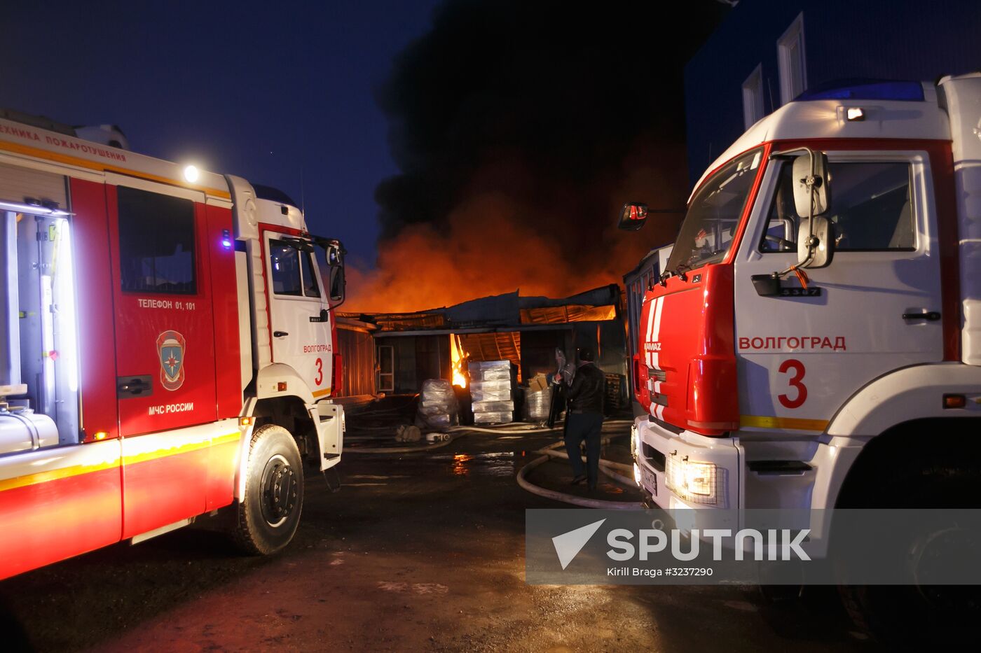 Fire in the warehouse of paint and varnish products in Volgograd