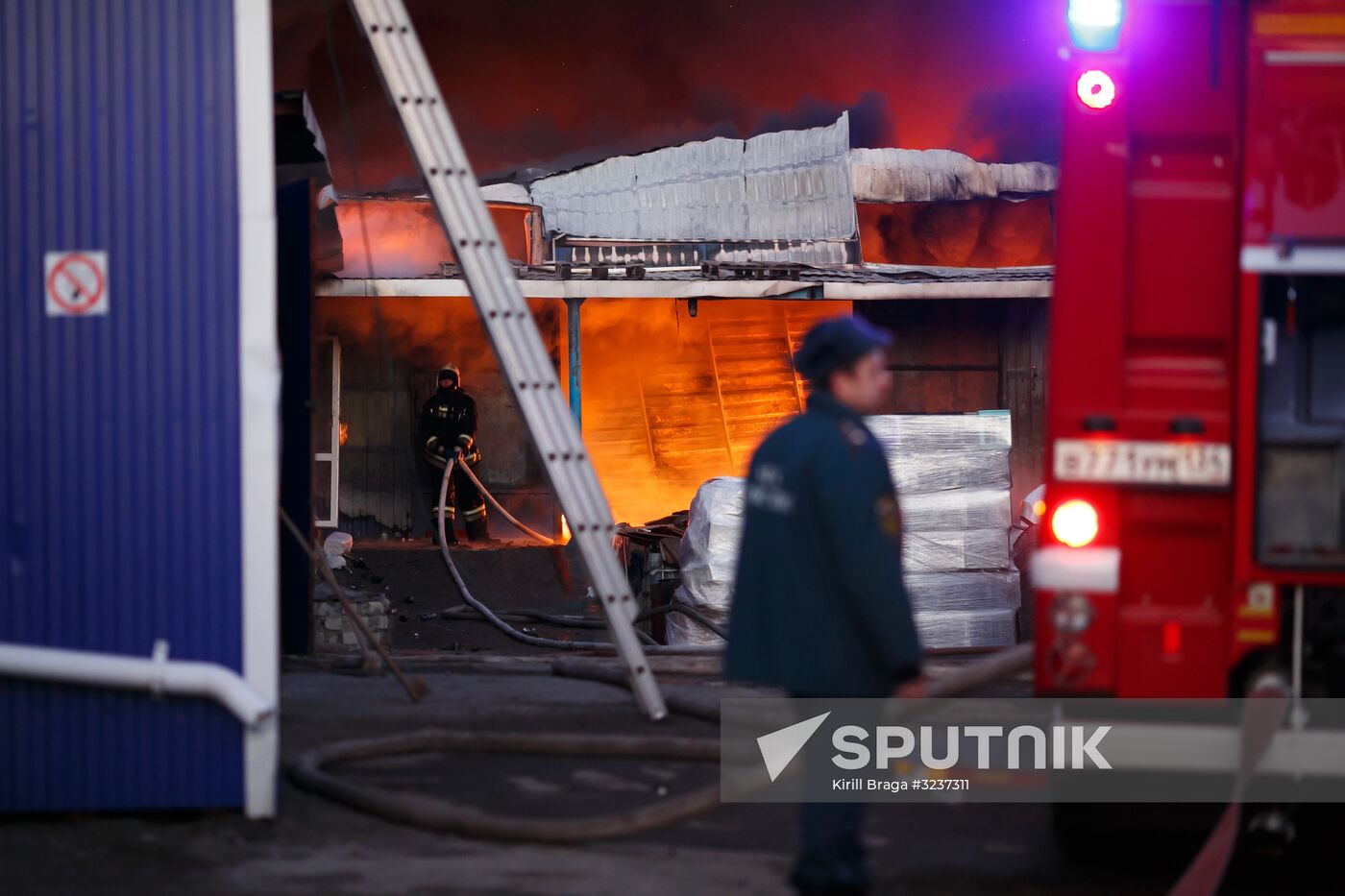 Fire in the warehouse of paint and varnish products in Volgograd