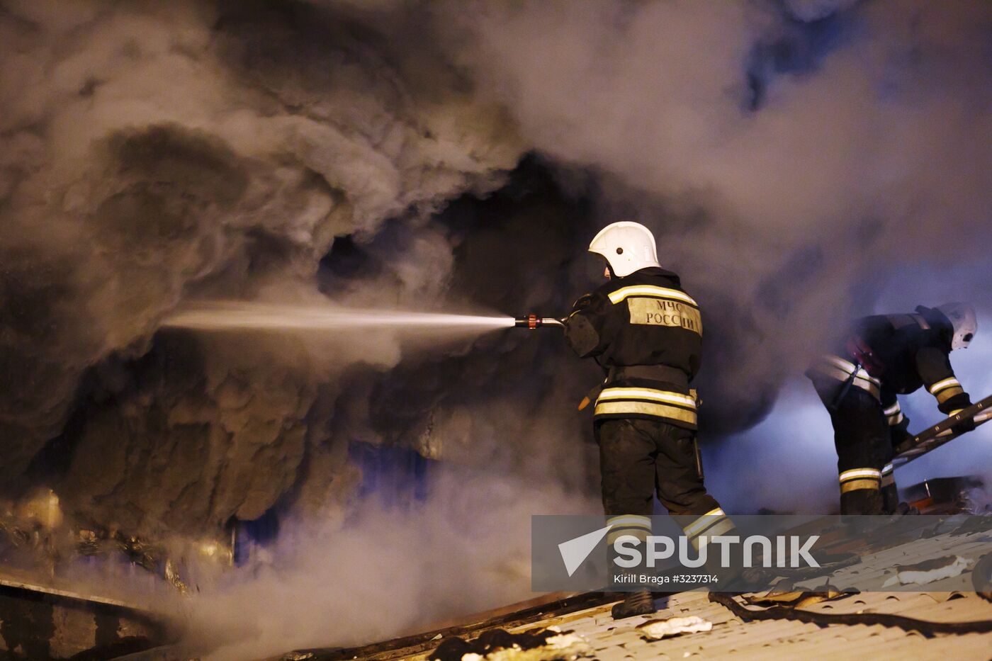 Fire in the warehouse of paint and varnish products in Volgograd