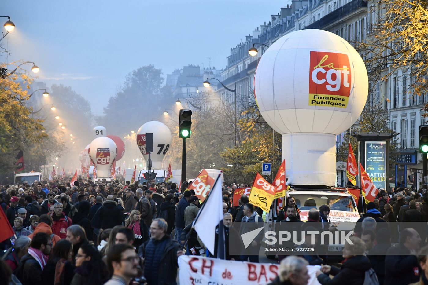 Rally in Paris against Macron's policies