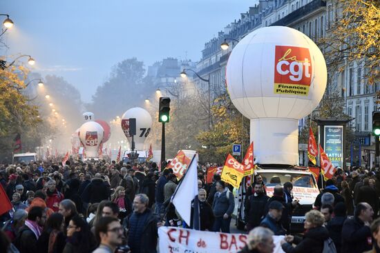 Rally in Paris against Macron's policies